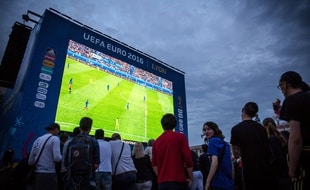 Illustration d'une retransmission de l'Euro 2016 sur écran géant, ici à Lyon, lors du match France Roumanie. — KONRAD K. / SIPA