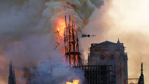 la-fleche-de-notre-dame-s-effondre-lors-de-l-incendie-de-la-charpente-de-la-cathedrale-a-paris-le-15-avril-2019-1_6171214 | AllezPaillade.com