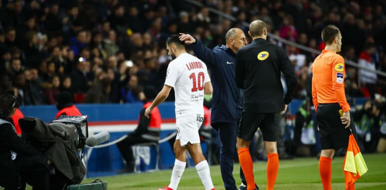 sortie de Gaetan Laborde (Montpellier) avec Michel Der Zakarian ( Entraineur coach Montpellier ) FOOTBALL : Paris Saint | AllezPaillade.com