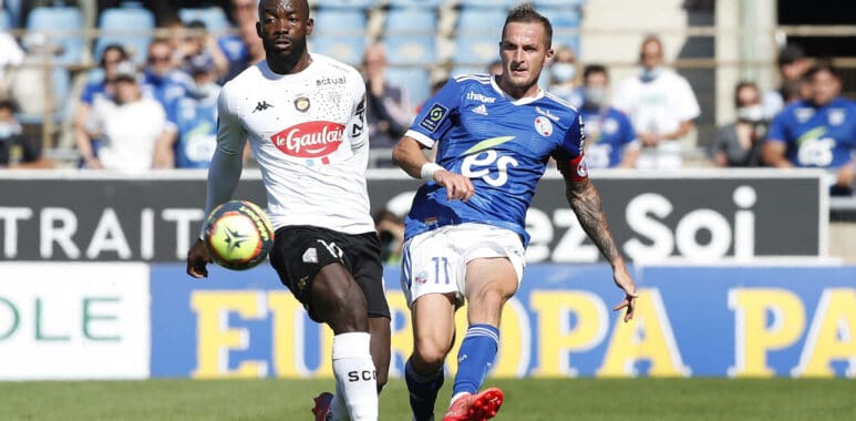 Dimitri Lienard (RC Strasbourg) Vs Bahoken (SCO Angers) FOOTBALL : RC Strabourg Vs SCO Angers - Ligue 1 - 08/08/2021 Mi | AllezPaillade.com