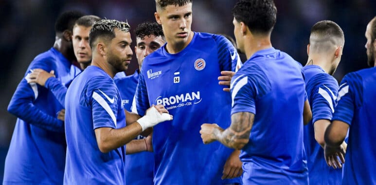 Echauffement des joueurs de Montpellier et accolade Maxime Esteve FOOTBALL : PSG vs MHSC - Ligue 1 Uber Eats - 25/09/202 | AllezPaillade.com