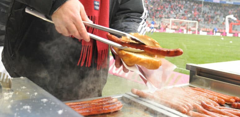 1307506-un-stand-de-saucisses-dans-un-stade-de-football-en-allemagne-le-19-decembre-2009-illustration | AllezPaillade.com
