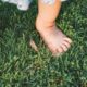 4748844-pieds-bebe-enfant-debout-sur-herbe-verte-fille-apprend-ses-sens-avec-nature-enfant-et-sensoriel-concept-gratuit-photo | AllezPaillade.com