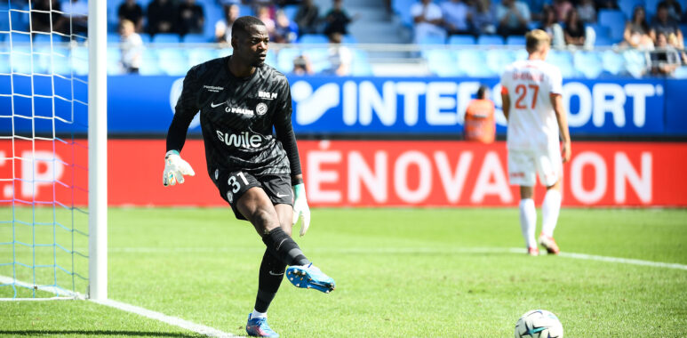 Simon Ngapandouetnbu ESTAC Troyes v Montpellier Herault SC - Ligue 2 BKT 20252026 | AllezPaillade.com
