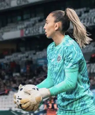 F&eacute;minines, Chlo&eacute; N'Gazi