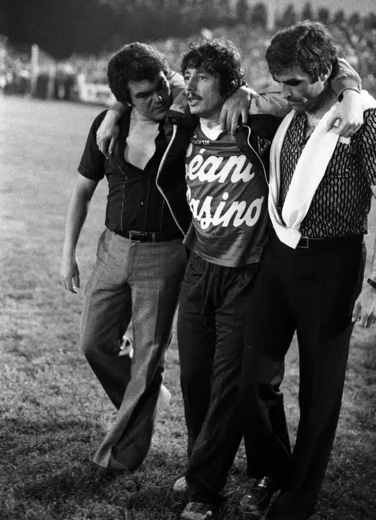 fenseur-star-du-mes-lympique-ichel-zy-est-transfr-ontpellier-la-fin-de-la-saison-19781979-sous-les-ordres-de-obert-ouzaret-ur-cette-photo-il-sort-d | AllezPaillade.com