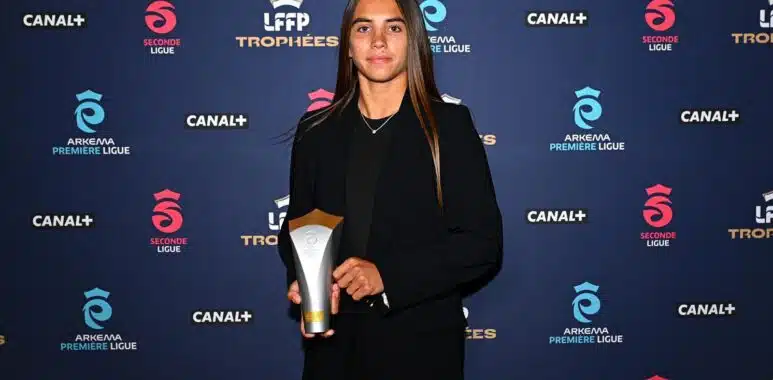 IMG_4557 | AllezPaillade.com Young woman in a black blazer holding an award on a blue sponsor backdrop (logos include Canal+, Arkema, and Trophées).