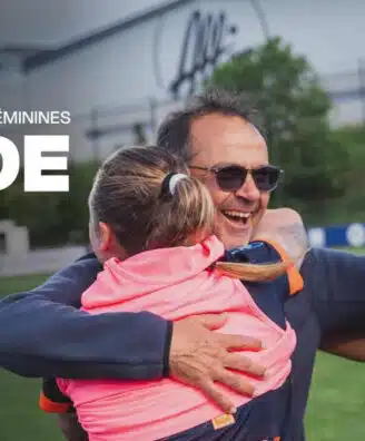E433CF99-D51C-4C21-BB67-7CE5C1CE70EB | AllezPaillade.com A man hugging a young girl and a female footballer on a grassy field, with YouTube and 'INSIDE' branding in white text above, suggesting a video feature.