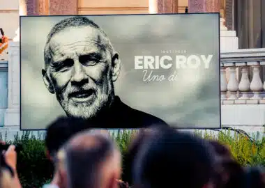 Large outdoor billboard featuring a black-and-white portrait of Eric Roy, with the text '1967-2026 ERIC ROY Uno di moi' on a gray background.