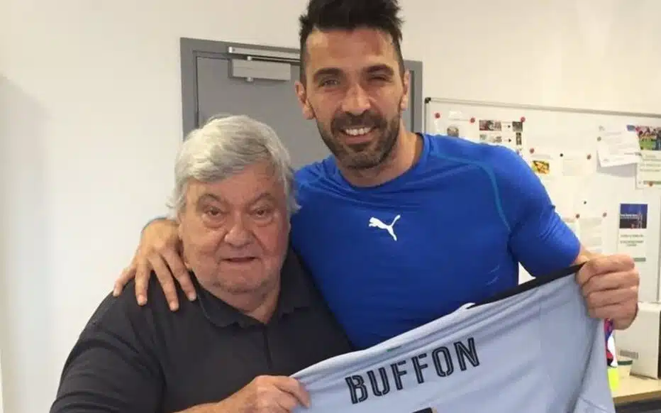 VB3EEOUBI364G5NU5R25UOBUUY | AllezPaillade.com Two men pose indoors, one with his arm around the other, holding up a jersey that reads BUFFON.