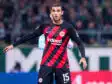 a2633b6b-0288-475f-b71f-804c07b19d79 | AllezPaillade.com Soccer player in Eintracht Frankfurt kit with number 15, standing near the goal during a match.
