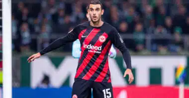 a2633b6b-0288-475f-b71f-804c07b19d79 | AllezPaillade.com Soccer player in Eintracht Frankfurt kit with number 15, standing near the goal during a match.