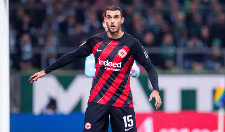 a2633b6b-0288-475f-b71f-804c07b19d79 | AllezPaillade.com Soccer player in Eintracht Frankfurt kit with number 15, standing near the goal during a match.