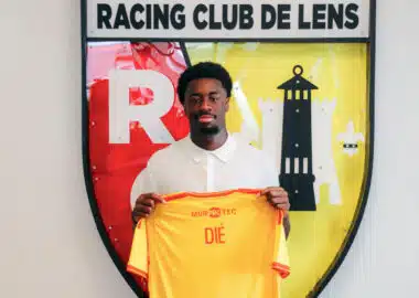 06032026_cover_samuel_die | AllezPaillade.com Young man in a white polo holds up a bright yellow jersey in front of the Racing Club de Lens crest.