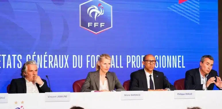 0f8266f7b5d73eb2c68c11b1ce8c1143495635d12b1f16dbde2cca199db42a8d | AllezPaillade.com Four panelists sit at a press conference table against a blue backdrop with the FFF logo.