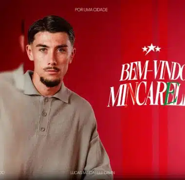 Portrait of Lucas Mincarelli Davin against a red background with a bold 'Bem-Vindo Mincarelli' welcome graphic on the right.