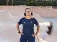 Screenshot | AllezPaillade.com Person standing with hands on hips in a skate park bowl, wearing a dark blue jersey with orange accents.