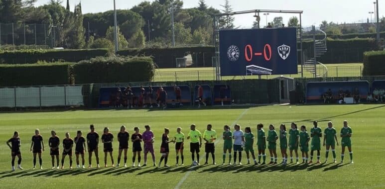 Screenshot | AllezPaillade.com Lineups of two soccer teams shaking hands before a match on a sunny field, scoreboard showing 0-0 in the background