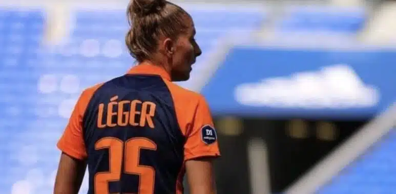 Screenshot | AllezPaillade.com Soccer player seen from behind wearing an orange and navy jersey with the name LÉGER and number 25 on the back, in a stadium.