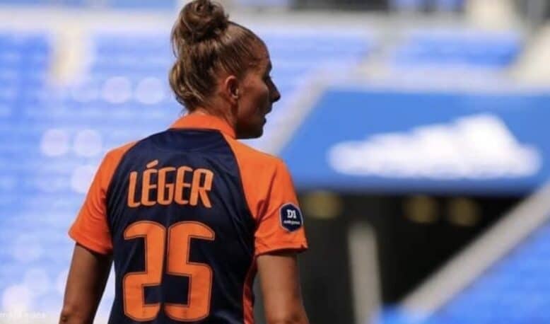 Screenshot | AllezPaillade.com Soccer player seen from behind wearing an orange and navy jersey with the name LÉGER and number 25 on the back, in a stadium.