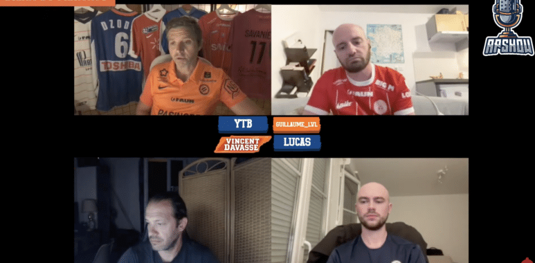 Video conference with four men in jerseys on a split-screen, orange 'BILAN DU MERCATO' banner at top and club logos on screen edge