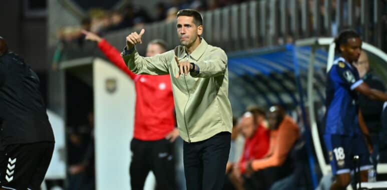 Albert SÁNCHEZ Photo by Icon Sport - Photo by Icon Sport | AllezPaillade.com Football coach on the sideline gesturing with both hands during a match, crowd in stands behind him.