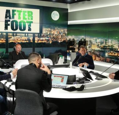 Five men in a podcast studio around a circular table with microphones and laptops, a night city backdrop and an 'AFTER FOOT' sign.
