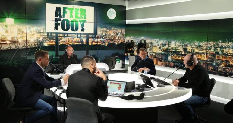 MjAyMTA1Y2E5NDc3N2NmZTFmNDc0NDhlMTljMDJlNjk4ZWFhNTU | AllezPaillade.com Five men in a podcast studio around a circular table with microphones and laptops, a night city backdrop and an 'AFTER FOOT' sign.