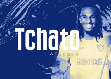Smiling man in a pale yellow shirt against a blue marbled background, with large white text 'Tchato' and small 'ENZO' above it; a welcome message below.
